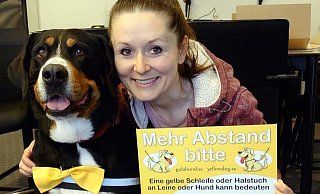 Geschäftsführerin Julia Stein mit Vereinsmaskottchen „Carlotta" und einem Hinweisschild über „Gelbe Hunde". - Wulf Daneyko Geschäftsführerin Julia Stein mit Vereinsmaskottchen „Carlotta" und einem Hinweisschild über „Gelbe Hunde". - Wulf Daneyko