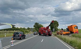 Der Lastwagen kommt auf dem Grünstreifen der Ostwestfalenstraße zum Stehen. - Polizei Lippe