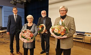 Bürgermeister Matthias Kalkreuter bedankt sich bei seinen Stellvertretern Monika Rieke, Otto Lücke und Sabine Fieke (von links). - Nadine Uphoff Bürgermeister Matthias Kalkreuter bedankt sich bei seinen Stellvertretern Monika Rieke, Otto Lücke und Sabine Fieke (von links). - Nadine Uphoff