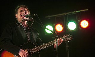 Musik im Rampenlicht: Mike Gorsch vom Duo „Replay" spielte auf seiner Gitarre Rock- und Pop-Songs. - Laurenz Tegethoff Musik im Rampenlicht: Mike Gorsch vom Duo „Replay" spielte auf seiner Gitarre Rock- und Pop-Songs. - Laurenz Tegethoff