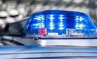 Ein Blaulicht leuchtet auf dem Dach eines Polizeiwagens. - David Inderlied/dpa/Symbolbild Ein Blaulicht leuchtet auf dem Dach eines Polizeiwagens. - David Inderlied/dpa/Symbolbild