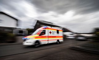 Ein Rettungswagen fährt über die Straße. - Boris Roessler/dpa/Symbolbild Ein Rettungswagen fährt über die Straße. - Boris Roessler/dpa/Symbolbild