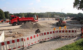 Derzeit wird auf der Hornschen Straße an der Einmündung zur Straße „Im Langen Felde" gearbeitet. Hinten sind bereits das neue Bushäuschen und ein Teil des künftigen Parkplatzes am Werrebogen zu sehen. - Jana Beckmann