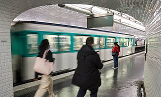 Fahrgäste benutzen eine Pariser Metro - kürzlich ist eine Frau an der Tür einer U-Bahn hängengeblieben und gestorben. - Jan Woitas/dpa Fahrgäste benutzen eine Pariser Metro - kürzlich ist eine Frau an der Tür einer U-Bahn hängengeblieben und gestorben. - Jan Woitas/dpa