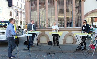 Das LZ-Wahlmobil ist zu Gast auf dem Lemgoer Marktplatz. Mit Redakteur Till Brand (von links) diskutieren Arne Brand (SPD), Dr. Katharina Kleine Vennekate (Die Grünen) und Markus Baier (parteilos). Foto: Karolina Schmidt - Karolina Schmidt Das LZ-Wahlmobil ist zu Gast auf dem Lemgoer Marktplatz. Mit Redakteur Till Brand (von links) diskutieren Arne Brand (SPD), Dr. Katharina Kleine Vennekate (Die Grünen) und Markus Baier (parteilos). Foto: Karolina Schmidt - Karolina Schmidt