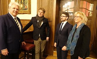 Robert Adrian (li.) mit Barbara Schiek-Hübenthal und Christian Sauter (2.v.r.) bei der Begrüßung von Redner Dr. Alexander Grau im Stadtpalais. - Axel Bürger