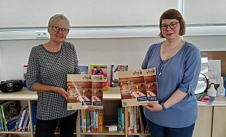 Andrea Lemm, VHS-Leiterin (links), und Nicole Grützmacher, VHS Fachbereichsleiterin Sprachen - Berufliche Bildung, präsentieren das neue Programm - VHS Lippe-Ost Andrea Lemm, VHS-Leiterin (links), und Nicole Grützmacher, VHS Fachbereichsleiterin Sprachen - Berufliche Bildung, präsentieren das neue Programm - VHS Lippe-Ost