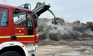 Die Feuerwehr Lage muss am Samstagmorgen den Brand eines großen Haufens mit Holzhackschnitzeln bekämpfen. - Feuerwehr Lage