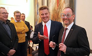 Hans-Jörg Düning-Gast hat auch die Stimmen der SPD bekommen und als kleines Extra noch eine schicke Brille, die der Fraktionsvorsitzende Andreas Kuhlmann dem frisch gebackenen Landesverbandsvorsteher zur sofortigen Anprobe überreichte. - Bernhard Preuss