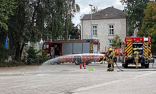 Mit Wasser macht die Feuerwehr das Natrium unschädlich. - Feuerwehr Detmold Mit Wasser macht die Feuerwehr das Natrium unschädlich. - Feuerwehr Detmold