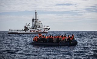 Gefährliche Tour übers Mittelmeer: Flüchtlinge die auf einem Schlauchboot im Mittelmeer treiben freuen sich über die Ankunft eines Schiffes der spanischen Nichtregierungsorganisation Pro Activa Open Arms. - Javier Fergo/AP/dpa Gefährliche Tour übers Mittelmeer: Flüchtlinge die auf einem Schlauchboot im Mittelmeer treiben freuen sich über die Ankunft eines Schiffes der spanischen Nichtregierungsorganisation Pro Activa Open Arms. - Javier Fergo/AP/dpa