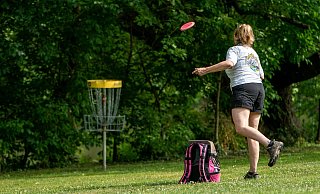 So könnte eine Bahn aussehen: Beim Disc Golf wird versucht, eine Wurfscheibe (Disc) in einen Metallkorb zu werfen. - Symbolbild: Joshua Choate/Pixabay