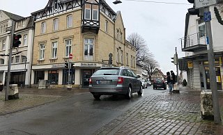 Herzstück des Umbaus wird die Kreuzung Stift- und Breite Straße. Hier findet auch der Verkehrsversuch statt. Der Verkehr soll zweispurig und ohne Ampel fließen. Das soll auch Fußgängern helfen, die momentan oft unnötigerweise warten. - Till Brand