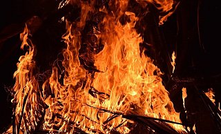 Etwa 150 Strohballen sind in der Nacht in Lügde in Brand geraten. - Symbolbild: Pixabay
