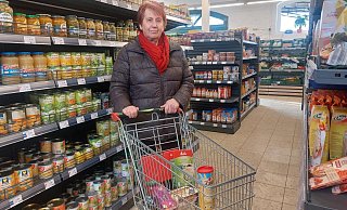 Fast 30 Jahre hat Dagmar Redmann im Schwalenberger Markt gearbeitet. Jetzt ist sie gerne als Kundin dort. - Michaela Weiße Fast 30 Jahre hat Dagmar Redmann im Schwalenberger Markt gearbeitet. Jetzt ist sie gerne als Kundin dort. - Michaela Weiße