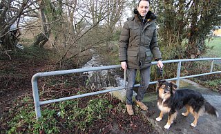 Sebastian Prohoffnik hat am frühen Dienstagmorgen einem Menschen vermutlich das Leben gerettet. Dieser war in den Butterbach (im Hintergrund) gefallen. Australian Shepherd Flynn und sein Herrchen wurden auf die leisen Hilferufe aufmerksam. - Till Brand