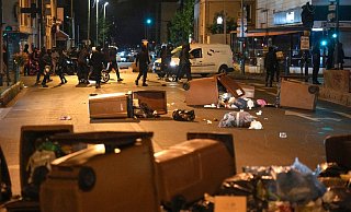 Protestierende blockieren eine Straße mit Mülleimern in Colombes, außerhalb von Paris. - Lewis Joly/AP Protestierende blockieren eine Straße mit Mülleimern in Colombes, außerhalb von Paris. - Lewis Joly/AP