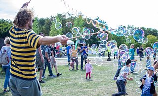 Seifenblasenkünstler Sören Niemann macht den Kindern auf dem Familienfest viel Freude. Generell wird Detmold als sehr familienfreundlich bewertet – insbesondere wegen des Betreuungs- und Bildungsangebotes sowie bezahlbaren Wohnraums. - Raphael Bartling Seifenblasenkünstler Sören Niemann macht den Kindern auf dem Familienfest viel Freude. Generell wird Detmold als sehr familienfreundlich bewertet – insbesondere wegen des Betreuungs- und Bildungsangebotes sowie bezahlbaren Wohnraums. - Raphael Bartling