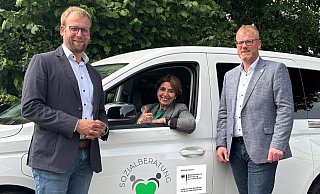 Barntrups Bürgermeister Borris Ortmeier (links) und Dörentrups Bürgermeister Friso Veldink freuen sich gemeinsam mit Projektmitarbeiterin Esra Kanbal (im Auto) über das neue Fahrzeug für die Bürger. - Stadt Barntrup/Gemeinde Dörentrup Barntrups Bürgermeister Borris Ortmeier (links) und Dörentrups Bürgermeister Friso Veldink freuen sich gemeinsam mit Projektmitarbeiterin Esra Kanbal (im Auto) über das neue Fahrzeug für die Bürger. - Stadt Barntrup/Gemeinde Dörentrup