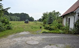 Noch endet hier der Weg. Wenn auf den Flächen hinter dem Gebäude weitere Wohnhäuser entstehen, wird das Gebiet an der Bachstraße hier erschlossen, die Straße weitergebaut. Foto: Karin Prignitz - Karin Prignitz Noch endet hier der Weg. Wenn auf den Flächen hinter dem Gebäude weitere Wohnhäuser entstehen, wird das Gebiet an der Bachstraße hier erschlossen, die Straße weitergebaut. Foto: Karin Prignitz - Karin Prignitz