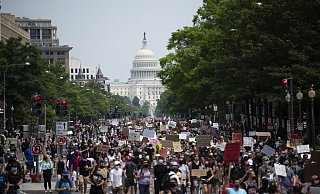 Zehntausende haben in den USA friedlich gegen Rassismus demonstriert - hier in Washington. - Foto: Liu Jie/XinHua/dpa