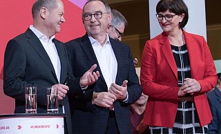 Sieger und Besiegter: Norbert Walter-Borjans (M.) und Saskia Esken freuen sich im Willy-Brandt-Haus neben dem unterlegenen Olaf Scholz. - Foto: Jörg Carstensen/dpa
