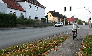 Nächstes Jahr soll umgebaut werden: Radfahrer sollen auf dem Detmolder Weg bald auf der Straße fahren müssen. - Kirsten Fuhrmann
