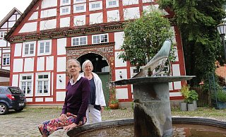 Brigitte Labs-Ehlert und Annegret Kulms (von links), Vorstandsmitglieder des Europäischen Laboratoriums, vor dem Haus in der Brauergildestraße in Schwalenberg, das der Verein gerne erwerben möchte und dafür ein Crowdfunding gestartet hat. - Freya Köhring Brigitte Labs-Ehlert und Annegret Kulms (von links), Vorstandsmitglieder des Europäischen Laboratoriums, vor dem Haus in der Brauergildestraße in Schwalenberg, das der Verein gerne erwerben möchte und dafür ein Crowdfunding gestartet hat. - Freya Köhring