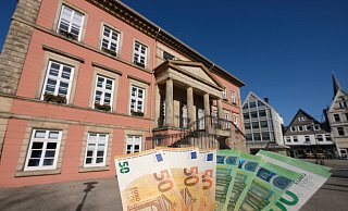 Falls es mittelfristig zu erheblichen Gewerbesteuer-Einbrüchen kommt, wird das auch den Haushalt der Stadt und damit ganz konkret das Leben der Detmolder betreffen. Noch ist es sehr früh – aber der Städte- und Gemeindebund hat schon ein Auge auf das Problem, dass die Kommunen künftig treffen könnte. - Sven Koch Falls es mittelfristig zu erheblichen Gewerbesteuer-Einbrüchen kommt, wird das auch den Haushalt der Stadt und damit ganz konkret das Leben der Detmolder betreffen. Noch ist es sehr früh – aber der Städte- und Gemeindebund hat schon ein Auge auf das Problem, dass die Kommunen künftig treffen könnte. - Sven Koch
