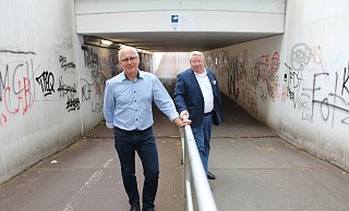 Frank Rayczik (links) und Gerhard Wißbrock stellten die neuen Kameras an der Unterführung in Lage vor. Diese sei ein Angstort. Die Kameras sollen nun einen präventiven Charakter haben. - Karolina Schmidt