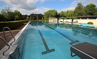 Idylle am Freibad: Bei ausreichend Sonnenschein ist auch das Wasser im Becken warm genug. Bei zu vielen Wolken schafft es die Solarabsorberanlage aber nicht, das Wasser auf angenehme Temperaturen zu bringen.  - Jens Rademacher