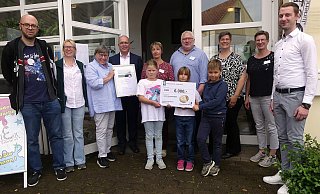 Freuen sich gemeinsam mit den Kindern über den Geldregen: Sebastian Fritzemeier, Lea Köhler, Petra Esch-Hodde (alle JuKulEx), der Stiftungsvorsitzende der Johann Bünting-Stiftung, Peter Detmers sowie Bettina Sievert, Carsten Schwartzkopff (JuKulEx), Sandra Reese und Bünting-Bezirksleiter Niels Feuerriegel. - Rudi Rudolph Freuen sich gemeinsam mit den Kindern über den Geldregen: Sebastian Fritzemeier, Lea Köhler, Petra Esch-Hodde (alle JuKulEx), der Stiftungsvorsitzende der Johann Bünting-Stiftung, Peter Detmers sowie Bettina Sievert, Carsten Schwartzkopff (JuKulEx), Sandra Reese und Bünting-Bezirksleiter Niels Feuerriegel. - Rudi Rudolph