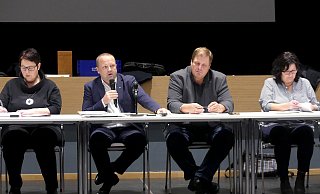 Ramona Lampe (von links), Bürgermeister Mario Hecker, Kämmerer Jens Hankemeier und "MVZ Kalletal"-Geschäftsführerin Andrea Batzer sitzen vor dem Rat der Gemeinde Kalletal im Bürgerbegegnungszentrum - Rudi Rudolph Ramona Lampe (von links), Bürgermeister Mario Hecker, Kämmerer Jens Hankemeier und "MVZ Kalletal"-Geschäftsführerin Andrea Batzer sitzen vor dem Rat der Gemeinde Kalletal im Bürgerbegegnungszentrum - Rudi Rudolph