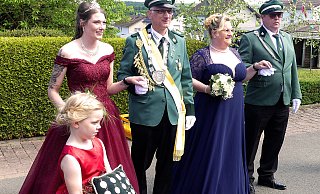 Das Königspaar Ingo und Jessica Lohöfer (links) mit seinem Hofstaat Ralf Ohlmeier und Sonja Reitemeyer. - Rudi Rudolph Das Königspaar Ingo und Jessica Lohöfer (links) mit seinem Hofstaat Ralf Ohlmeier und Sonja Reitemeyer. - Rudi Rudolph