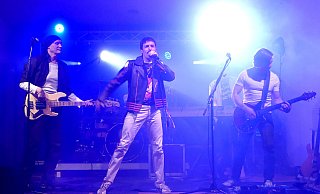 Freddie Mercury-Kopie Jody Cooper ist als Sänger dicht am Original. Neben ihm auf der Bühne sind Volker Kaminski am Bass (links) und Martin Reinelt an der Gitarre (rechts) zu sehen. - Rudi Rudolph