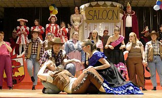 Impressionen von den Feierlichkeiten der Carnevalos: Im Saloon war von Tanzen bis Sterben alles dabei. - Rudi Rudolph