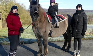 Mit ihrem Konik-Pferd „Buma“, der fünfjährigen Lina und deren Mutter Desirée Spilker bildet Reittherapeutin Celeste Pruß (links) eine harmonische Einheit. - Rudi Rudolph
