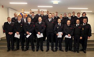 Die beförderten Feuerwehrleute mit Wehrführer Michael Grüttemeier (rechts), daneben der stellvertretende Kreisbrandmeister Sascha Medina. Links die stellvertretenden Wehrführer Kalletal Michael Little und Arnd Plettemeier (2. v. l.) sowie Bürgermeister Mario Hecker (4. v. l.). - Rudi Rudolph