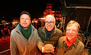 Bürgermeister Frank Hilker (von links), Christian Schmidt, Vorsitzender der Werbegemeinschaft und Stephan Prinz zur Lippe eröffnen den Weihnachtsmarkt. - Nicole Ellerbrake Bürgermeister Frank Hilker (von links), Christian Schmidt, Vorsitzender der Werbegemeinschaft und Stephan Prinz zur Lippe eröffnen den Weihnachtsmarkt. - Nicole Ellerbrake