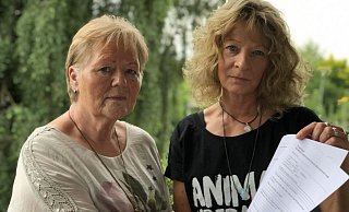 Die beiden Tierschützerinnen Marianne Rautenberg (links) und Sonja Allington starten eine Fragebogenaktion, um dem mutmaßlichen Katzenhasser aus dem Blumenviertel auf die Schliche zu kommen. Der Polizei fehlen, trotz ihrer Ermittlungen, noch Ansatzpunkte, um den Täter dingfest zu machen. - Till Brand