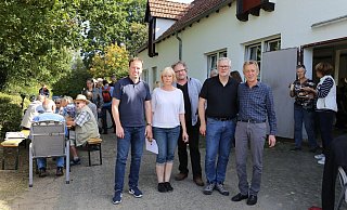 Streitbare Straßenbaugegner: (von links) Thomas Hattermann, Renate Wedegärtner, Markus Krüger, Thomas Möller und Volker Schubach vom Vorstand der Initiative informierten die Besucher beim Fest über den Stand der B 239-Ausbaupläne. - Alina Hetland Streitbare Straßenbaugegner: (von links) Thomas Hattermann, Renate Wedegärtner, Markus Krüger, Thomas Möller und Volker Schubach vom Vorstand der Initiative informierten die Besucher beim Fest über den Stand der B 239-Ausbaupläne. - Alina Hetland