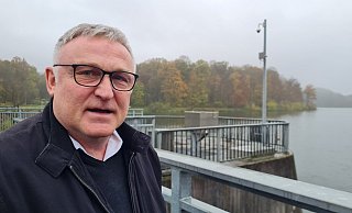 Nicht unbedingt sein Stammgebiet, aber auch in das Thema Schiedersee hat sich Rainer Huneke als Chef des Eigenbetriebs Straßen beim Kreis Lippe eingearbeitet. - Marianne Schwarzer Nicht unbedingt sein Stammgebiet, aber auch in das Thema Schiedersee hat sich Rainer Huneke als Chef des Eigenbetriebs Straßen beim Kreis Lippe eingearbeitet. - Marianne Schwarzer