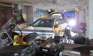 Pkw f&auml;hrt in einen D&ouml;nerimbiss - Polizei Holzminden