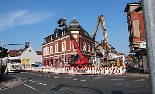 An der Kreuzung Bundesstraße 66/Pottenhauser Straße wird in den kommenden Tagen das frühere Bordell abgerissen. Dazu muss die Pottenhauser Straße vermutlich bis 9. Oktober gesperrt werden.  - Cordula Gröne(LZ)
