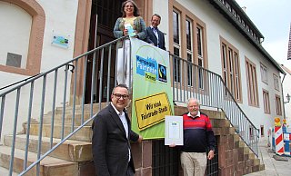 Bürgermeister Markus Baier (links) übergibt Helmut Kohorst die Urkunde. Petra Junghans und Dennis Ortmeier freuen sich, dass Lemgo "Fairtrade-Stadt" bleibt. - Kirsten Fuhrmann