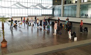 Der Detmolder Meisterchor "nota bene" ließ sich von den Coronaauflagen nicht abschrecken und war für seine Probenabende mit Mindestabstand in den Hangar 21 umgezogen. 260 VEranstaltungen gibt es Jahr für Jahr im Hangar. - Chor nota bene