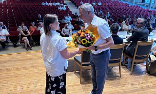 Bürgermeister Dirk Tolkemitt gratuliert der frisch gewählten neuen Beigeordneten, Ulrike Niebuhr, vor den Augen des Rates in der Konzerthalle mit einem Blumenstrauß. - Thomas Reineke Bürgermeister Dirk Tolkemitt gratuliert der frisch gewählten neuen Beigeordneten, Ulrike Niebuhr, vor den Augen des Rates in der Konzerthalle mit einem Blumenstrauß. - Thomas Reineke