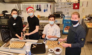 In der Weihnachtsbäckerei im Café „Kleiner Grünauer" bleiben die dreiAzubis Claes Spieker, Joshua von der Deken und Matteo Bohn (von links) sowie ihre Ausbilderin Anja Kutschera trotz Corona-Krise weiter optimistisch. - Heidi Stork In der Weihnachtsbäckerei im Café „Kleiner Grünauer" bleiben die dreiAzubis Claes Spieker, Joshua von der Deken und Matteo Bohn (von links) sowie ihre Ausbilderin Anja Kutschera trotz Corona-Krise weiter optimistisch. - Heidi Stork