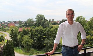 Blick vom Balkon ist Niesetal: „Hier könnte ich auch gut als Schützenkönig repräsentieren", lacht Jörg Bierwirth. - Silke Buhrmester