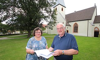 Hans-Peter Wegner und Alexandra Nope vom Bauausschuss der evangelisch-reformierten Kirchengemeinde Hohenhausen auf dem Platz vor der Kirche. Dort soll ein "Treffpunkt der Generationen" entstehen. - Jens Rademacher